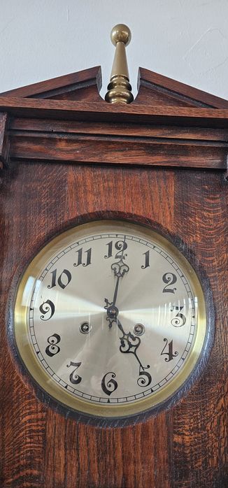 Различни стенни часовници