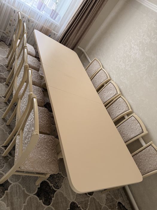 Обеденный стол со стульями