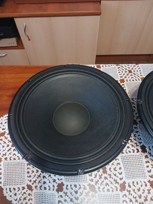 Difuzoare RCF 400 vati 12 toli ca noi și folosesc și în boxe Himax  nu trimit pentru ca sint grele nu risc se dau cu proba