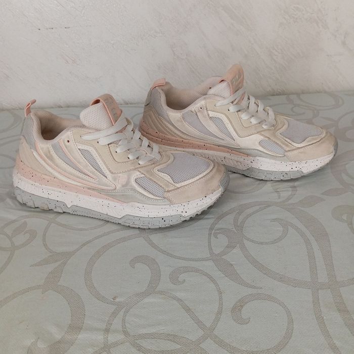Продам кожаные кроссовки "FILA" р.38