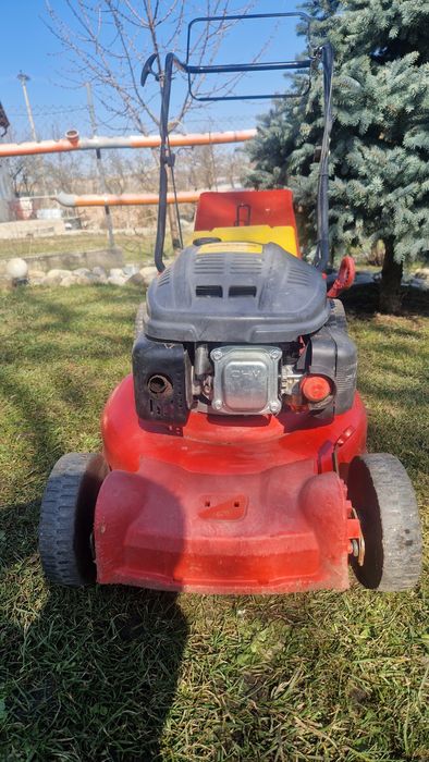 Vand masina de tuns iarba pe benzina cu tractiune