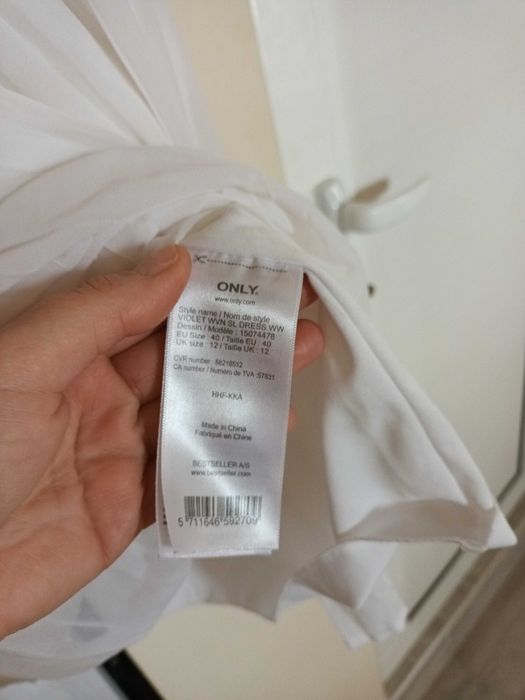Рокля only л размер става и за м