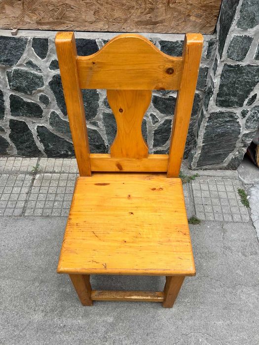 Продавам дървени столове