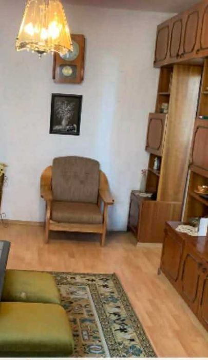 Диван двойка и единичен футьойл от дърво