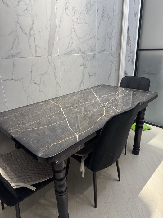 Кухонный стол с стульями