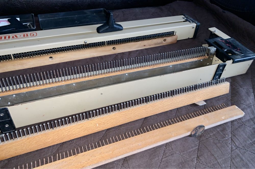 masina de tricotat PYTA 85 (razboi de tesut vechi)