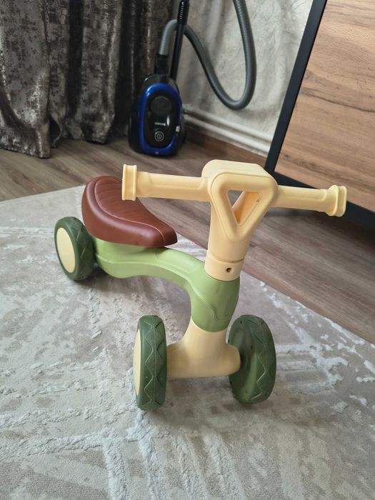Продам беговел детский