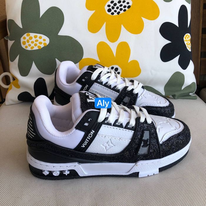 Adidași și ugg-uri