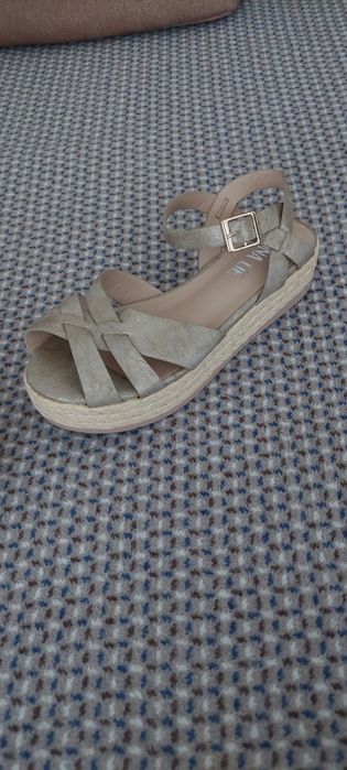 Vând sandale casual