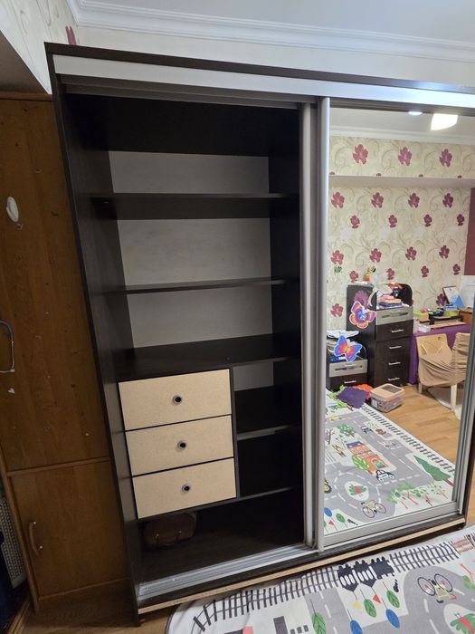 Двустворчатый шкаф купе с зеркалом