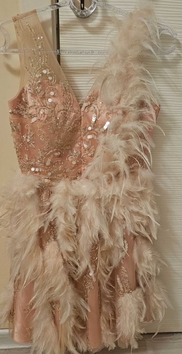 Продавам рокля с пера