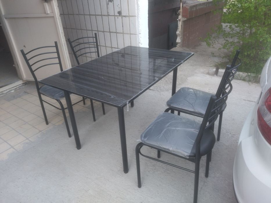 Зал ожидание диваны трёхместные. Кухонные столы со стульями.