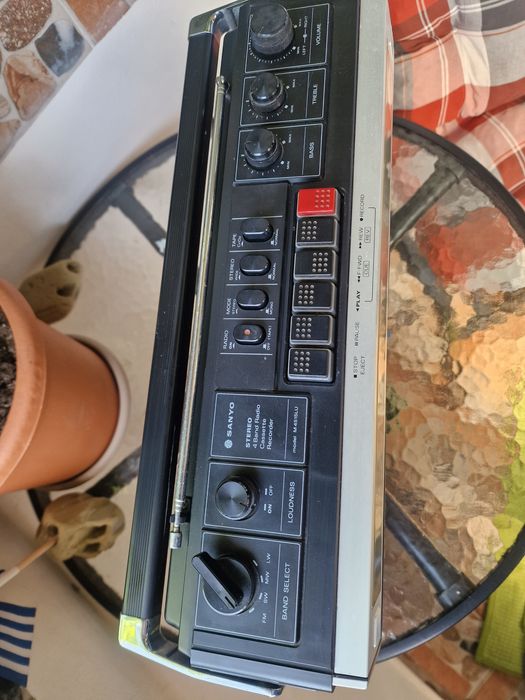 Radiocasetofon SANYO,made in Japan,functional,radio 4 benzi
