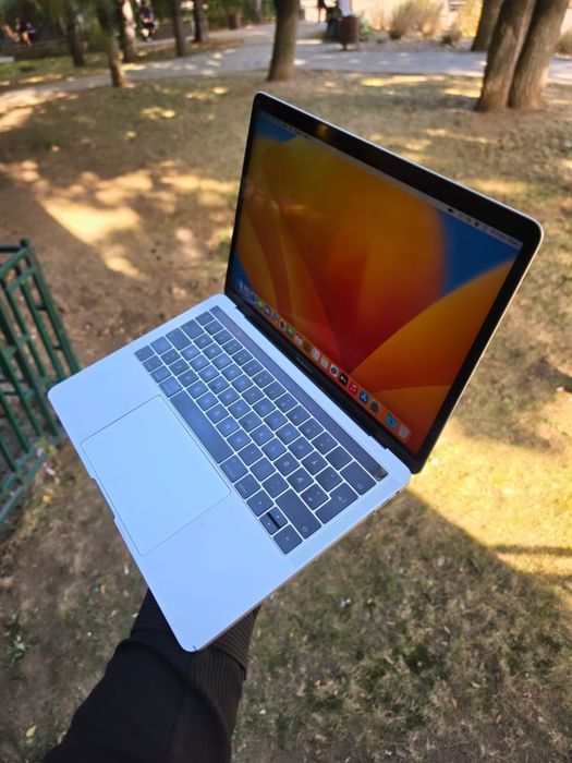 MacBook Pro 13" (2017) • Intel Core i5 3.1 GHz • 8GB RAM • Ecran Retina / Touch Bar