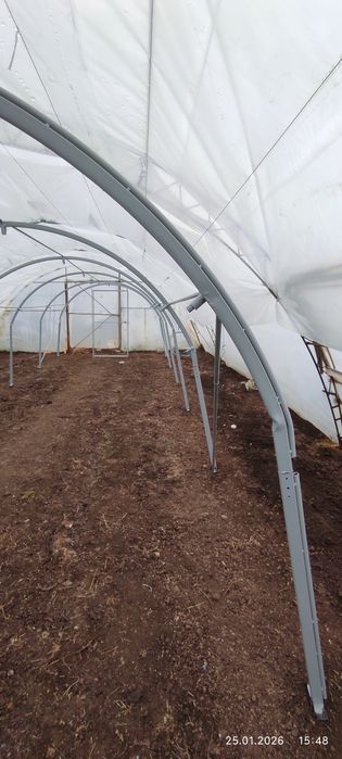 Оранжерия с размери 9х3х2.10 метра.