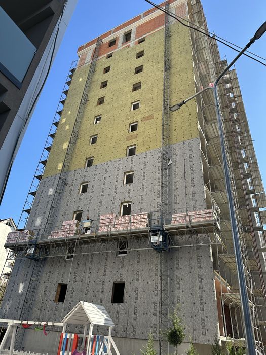 Schela motorizata cu lift