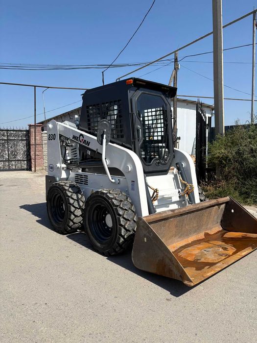 Продам мини погрузчик в комплекте щетка - вилы - ковш