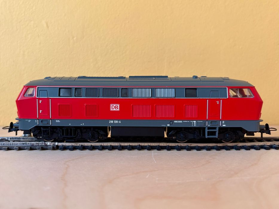 Локомотив Roco BR 218 DB HO 1:87 влак