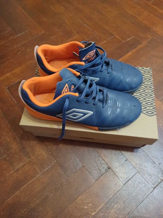 Обувки футболни стоножки Puma 40 номер и Umbro 37 номер