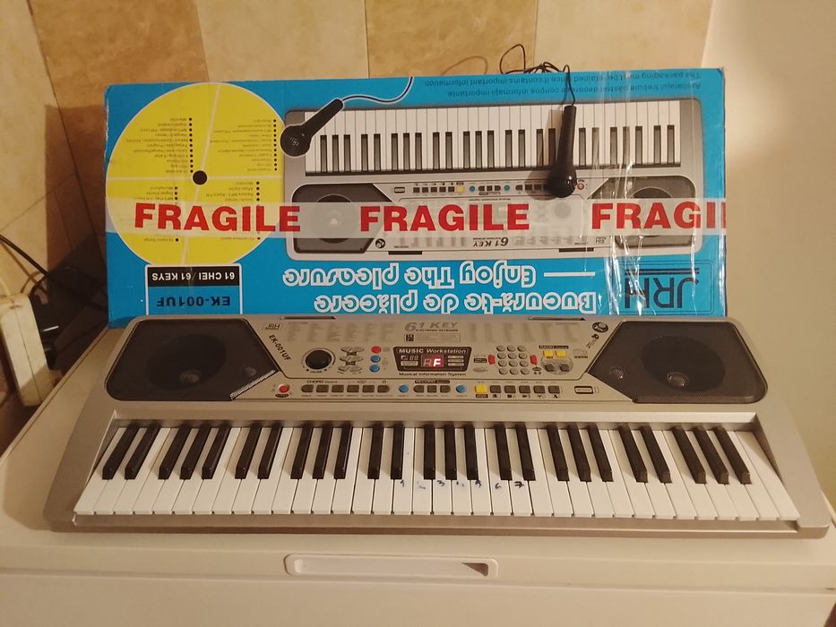 Vând orgă aproape nouă stare foarte bună de funcționare