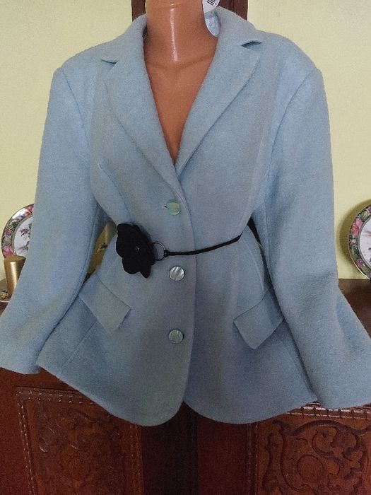 Haina noua din stofa de lana, o culoare de vis, eleganta clasica