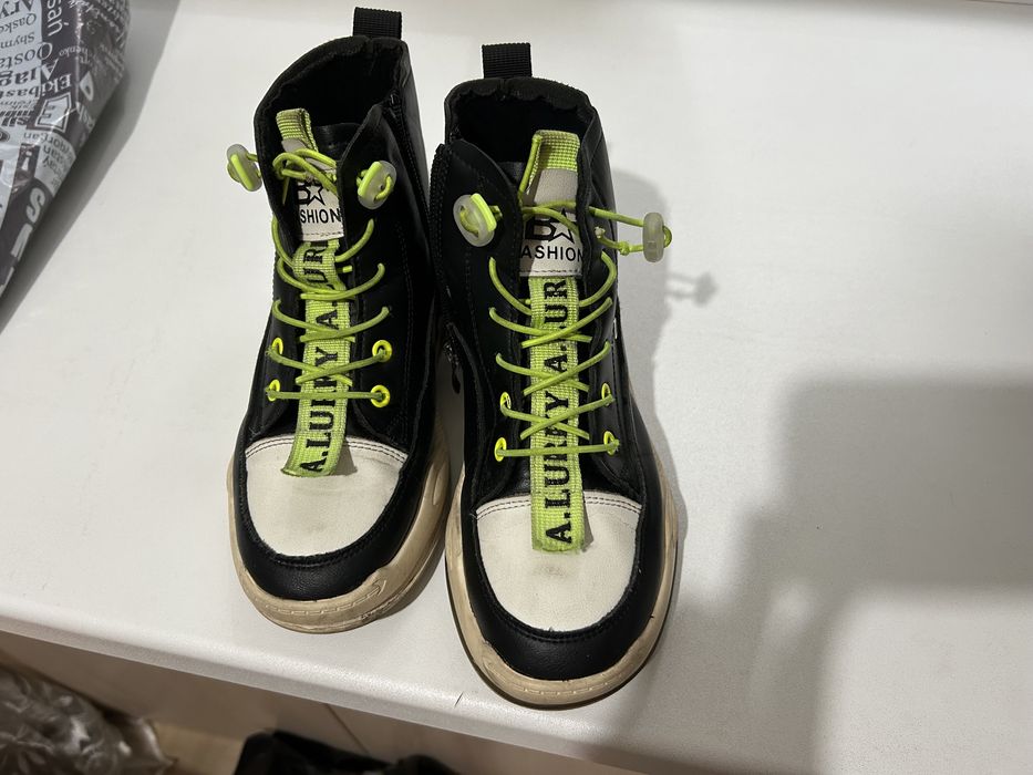 Продам осенние ботинки для девочки