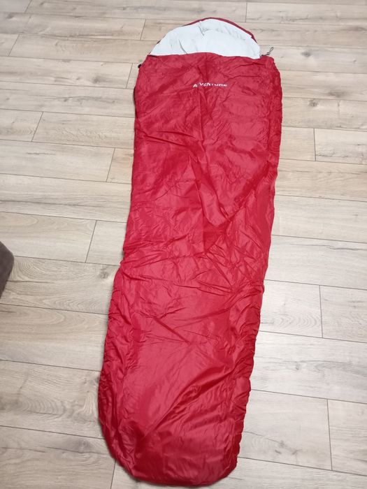 Vând saci de dormit, noi.