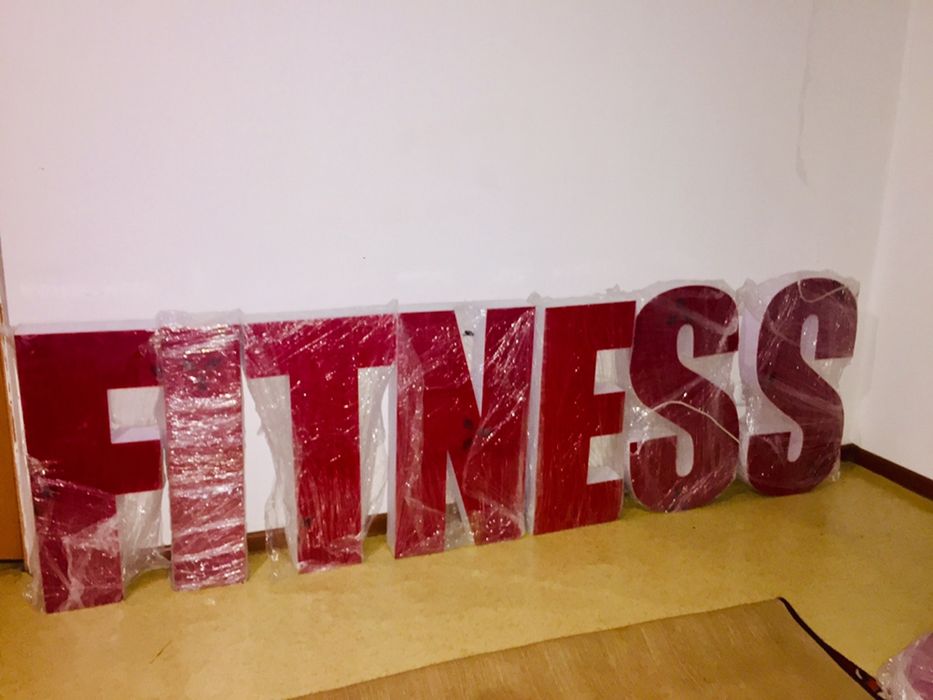 Фитнес реклама , световые буквы