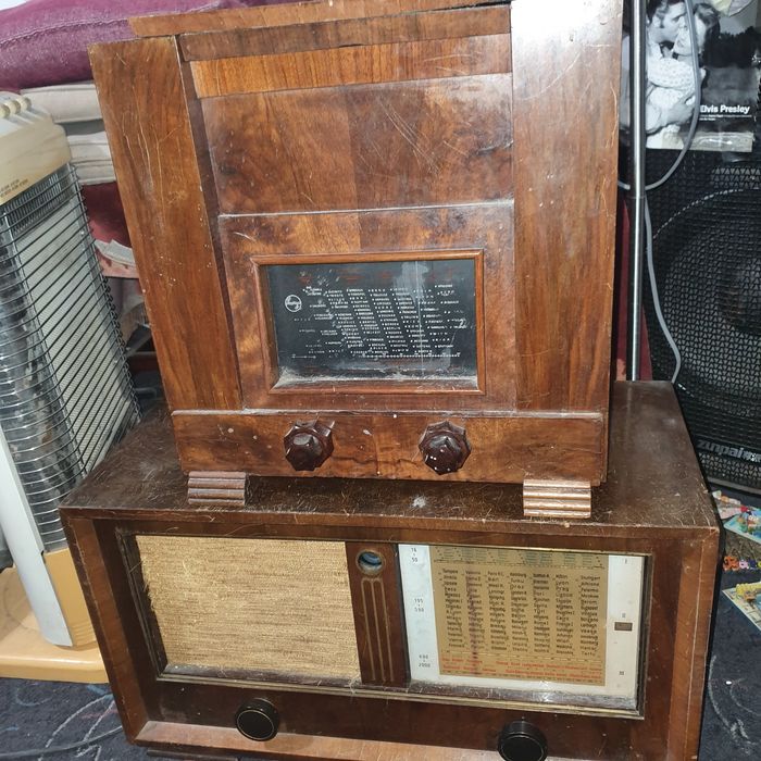 Vind aparate radio vechi.Pețurile sint negociabile.Am mai multe aparat