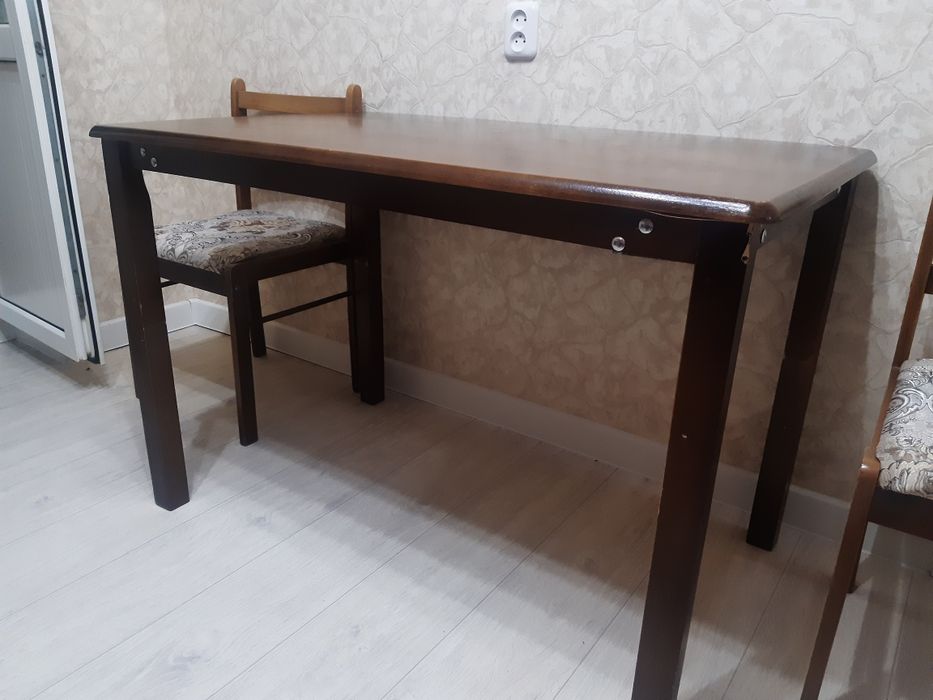 Срочно продам кухонный стол.