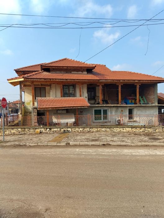 Продавасе двоетажна къща напълно обзаведена