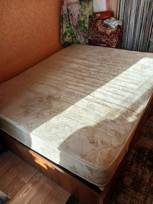 Отдам кровать двухспальную.