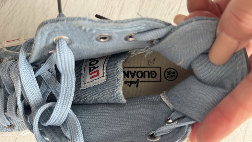 Tenesi dama albastri ca noi