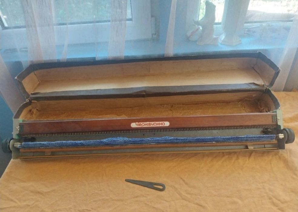 Mașină veche de tricotat de colecție.