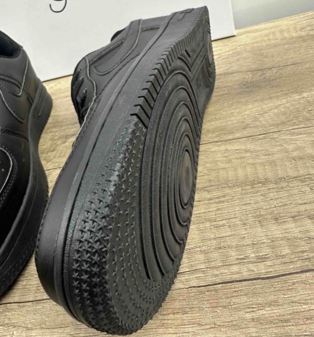 Продам кроссовки новые найк