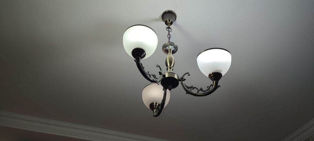 Продам люстры разные дешево новые