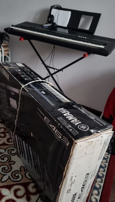 Продам синтезатор Yamaha PSR-E463