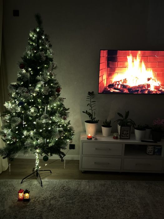 Продам елку с гирляндой