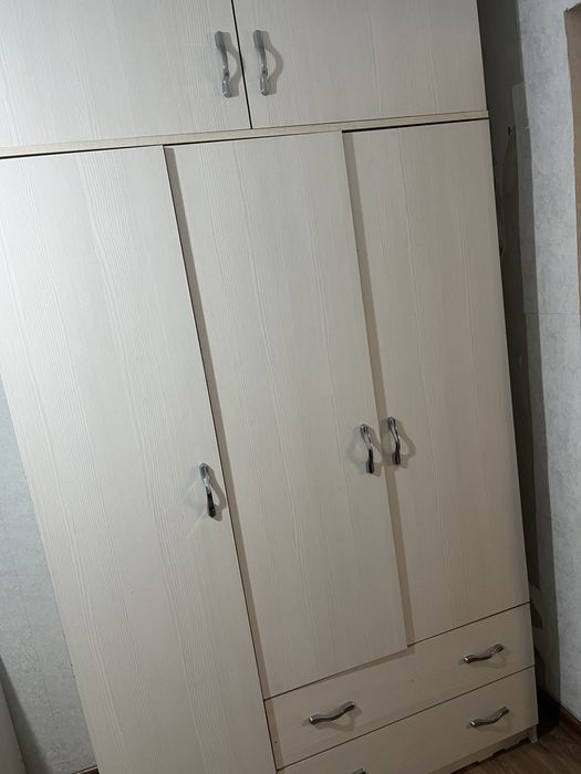 Продам детский кровать, шкаф и стол стулями