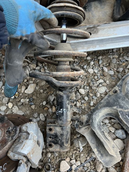 стойке передный амортизатор от Мазда 626 старушка