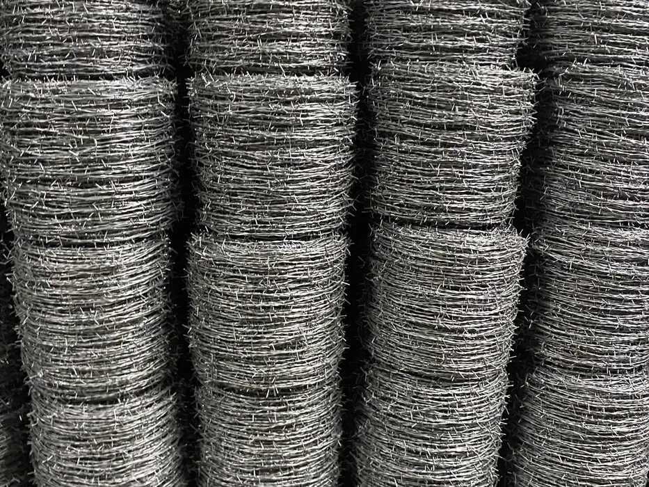 Колючая проволока от производителя.