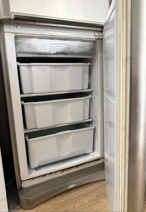 Холодильник Indesit