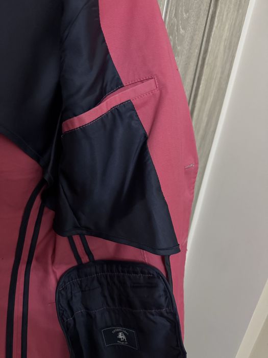 Розовый пиджак и серый пиджак