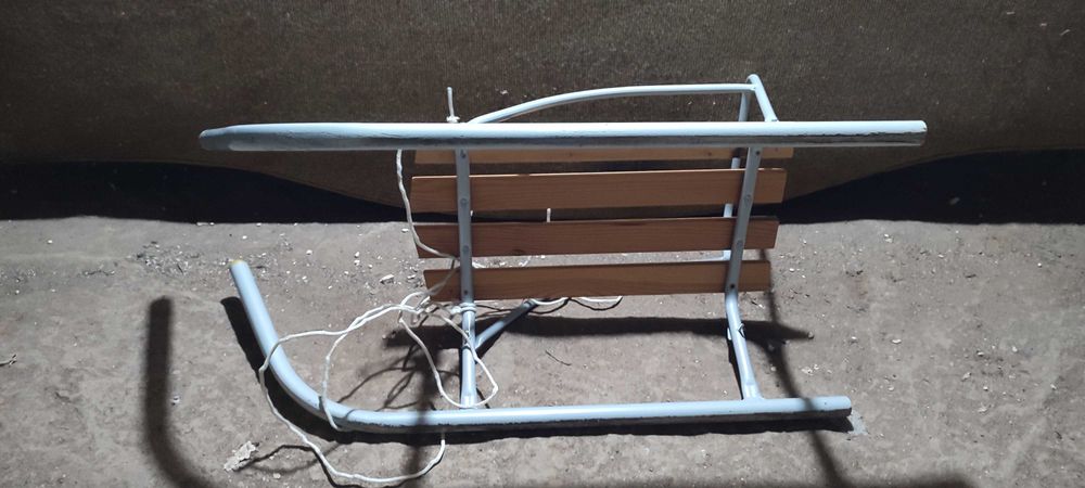 Детска метална шейна с дървена седалка