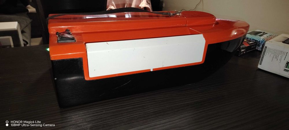 Лодка за захранка с GPS