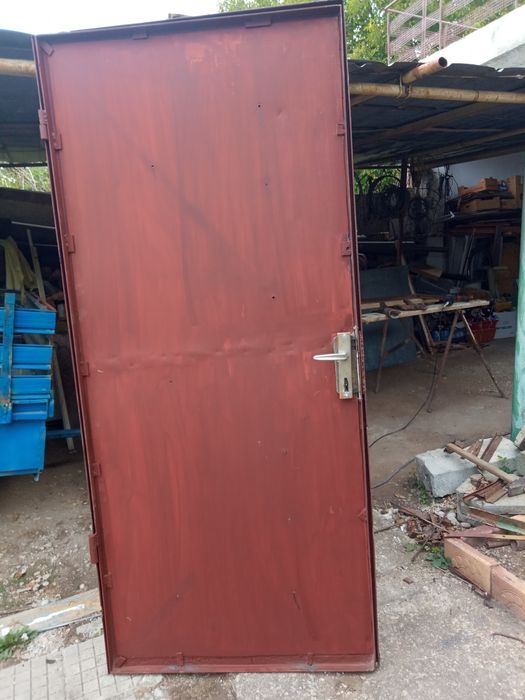 2бр.Метални врати с каса и брава