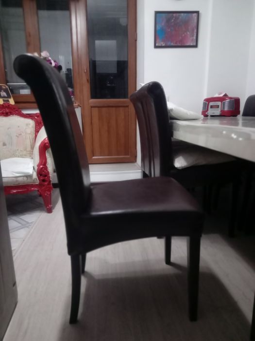 Стол обеденный и стулья.
