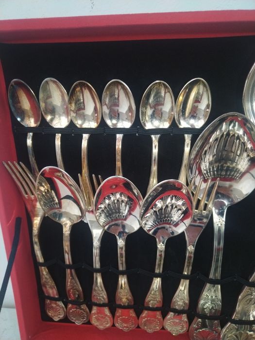 Италиански посребрени прибори за хранене. 
Комплекта е в кутия и е за