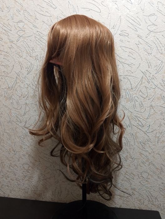 Парик длинный, с коричневым омбре. Новый. Волнистый.