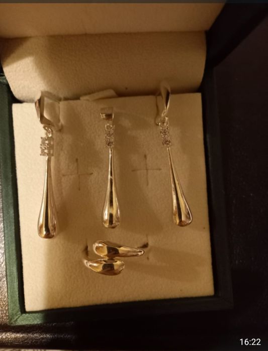 Продается серебряный набор 990 пробы